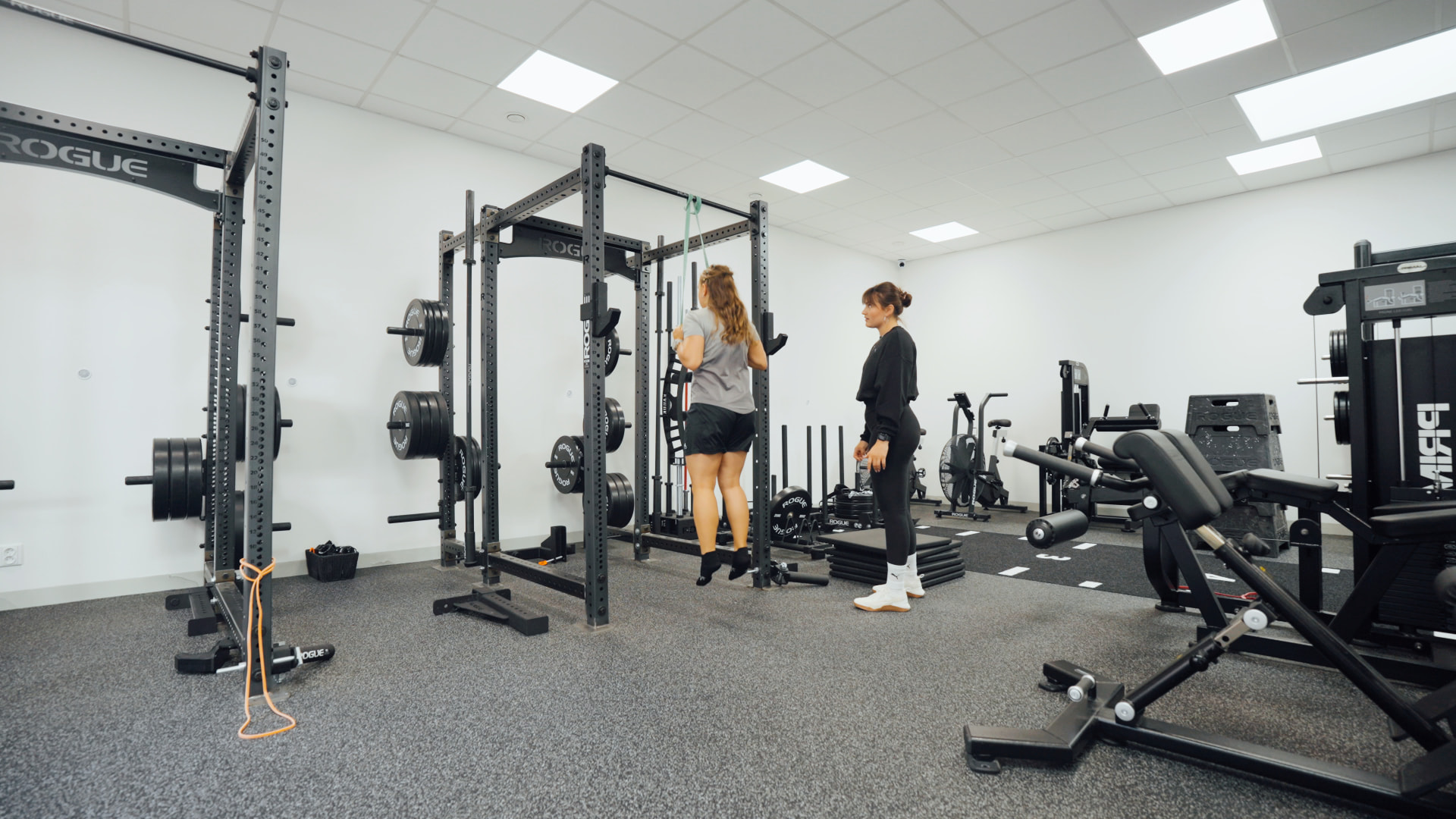 Detail — individuální vedení klientky v prostoru gymu