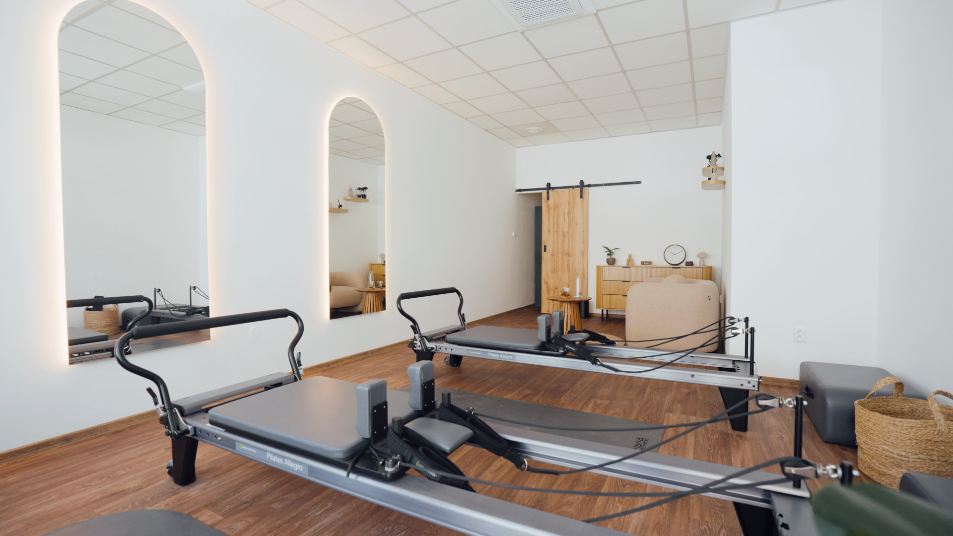 Lekce ve dvojici — dvě klientky na sousedních reformerech