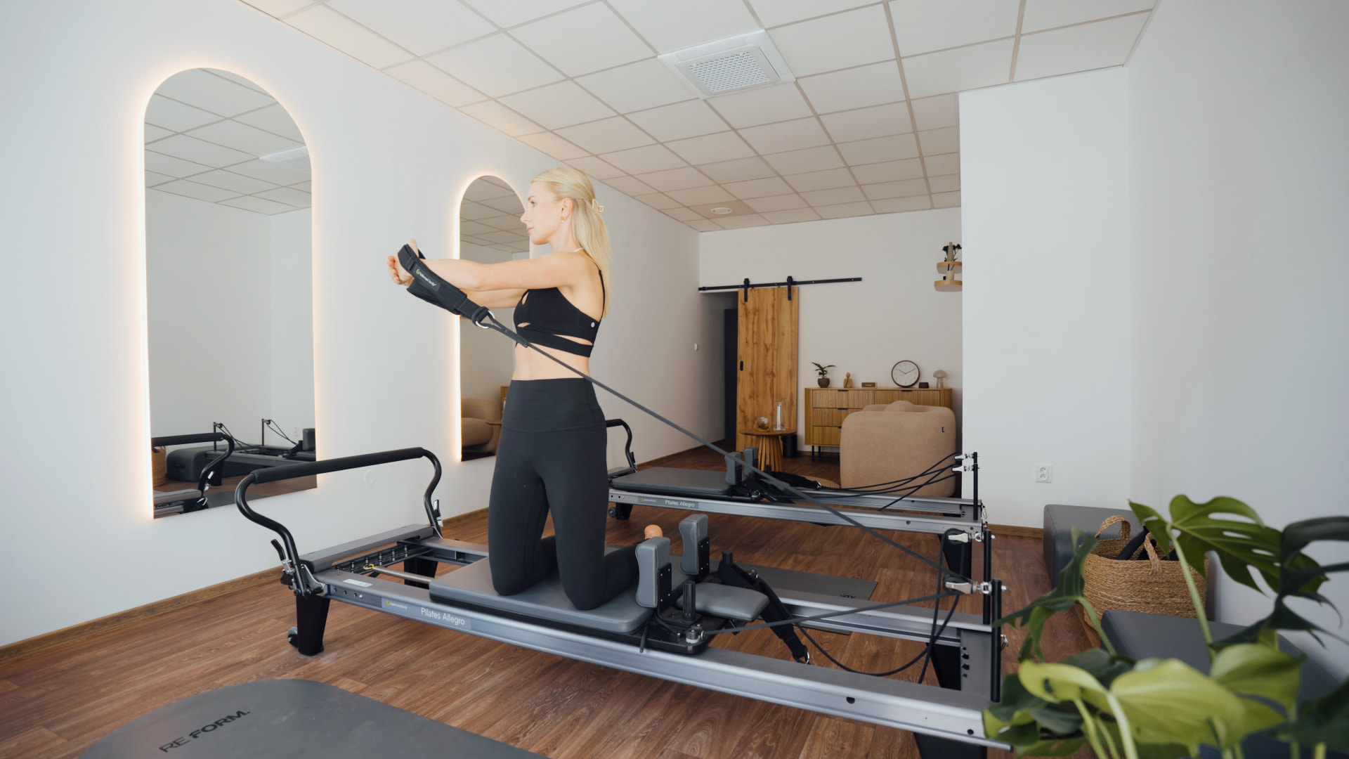 REFORM — reformer stroj, světlé studio, klidná atmosféra